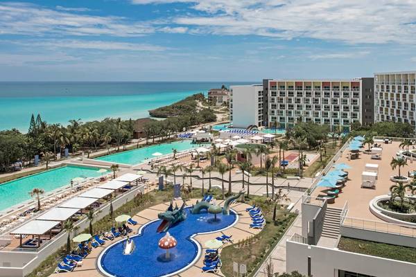 Luftaufnahme des Iberostar Origin Bella Vista Varadero Hotels mit Swimmingpools und Meerblick