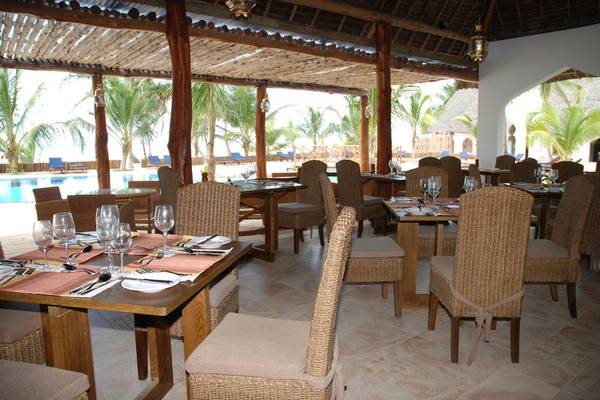 Restaurant im Sultan Sands Island Resort mit Blick auf den Pool und Palmen