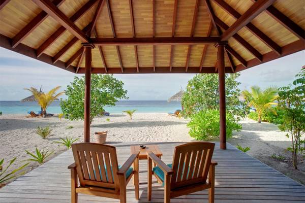Terrasse des Robinson Maldives mit Blick auf den Strand