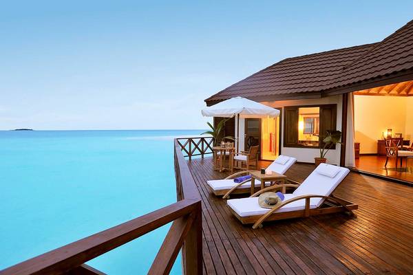 Terrasse des Robinson Maldives mit Sonnenliegen und Meerblick