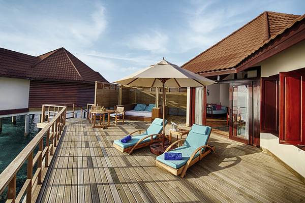 Ueberwasservilla mit Poolterrasse und Sonnenschirm im Robinson Maldives