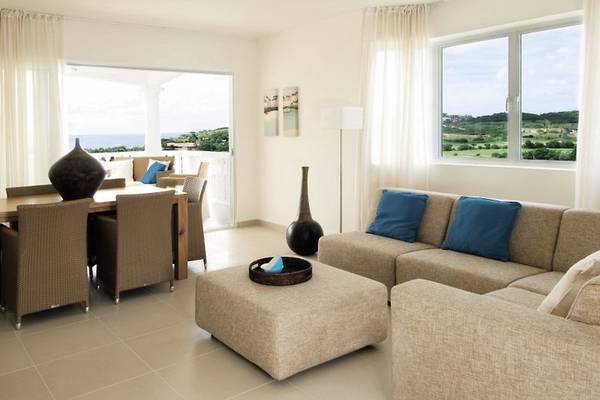 Wohnzimmer des Blue Bay Curacao Golf & Beach Resorts mit Blick auf das Meer.