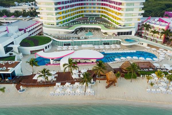 Luftaufnahme des Temptation Cancun Resort mit farbenfrohen Gebäuden, Swimmingpool und Strand