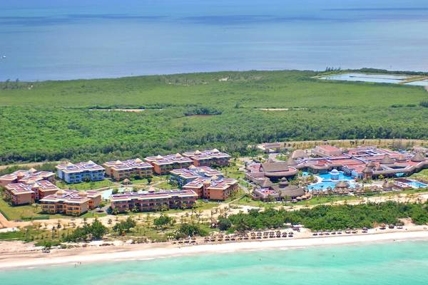 Luftaufnahme des Iberostar Selection Varadero Hotels mit Blick auf die Küste und den Poolbereich.
