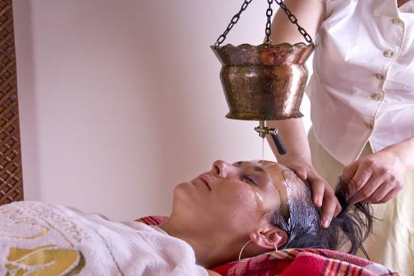 Frau mit Kopfmassage im Grand Yazici Club Marmaris Palace