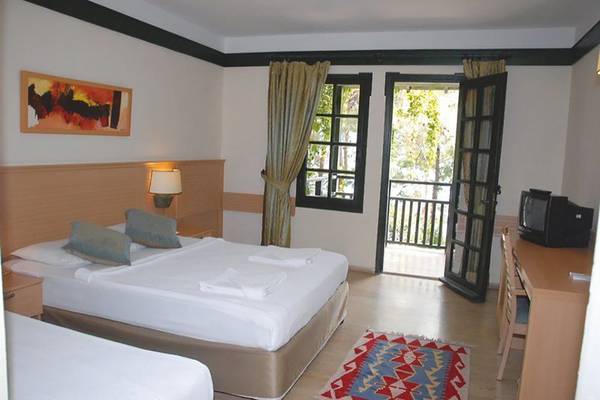 Doppelzimmer im Grand Yazici Club Marmaris Palace mit zwei Betten, Fernseher, Schreibtisch und Balkon