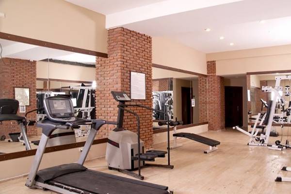 Fitnesscenter im Grand Yazici Club Marmaris Palace mit Laufband, Hanteln und anderen Geräten
