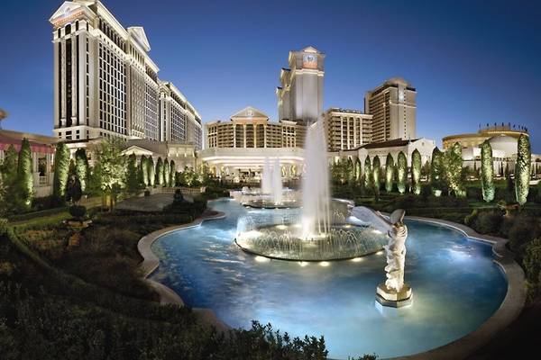 Außenansicht des Caesars Palace Hotels mit einer großen Brunnenanlage bei Nacht