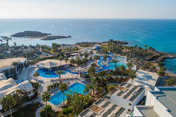 Adams Beach Hotel Luftaufnahme mit Pools und Meer