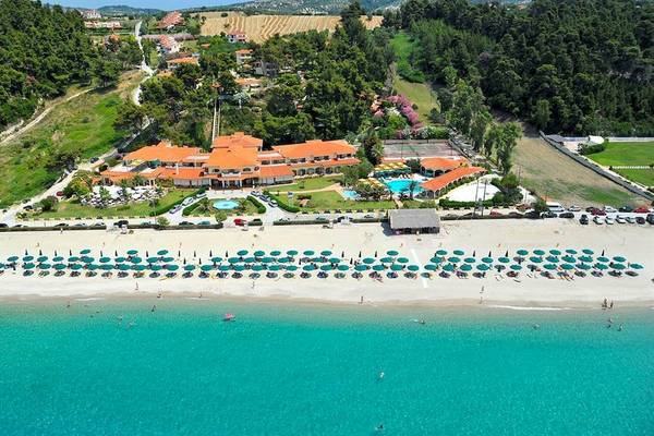 Luftaufnahme des Possidi Holidays Resort & Suites mit Hotelgebäude, Pool und Strand
