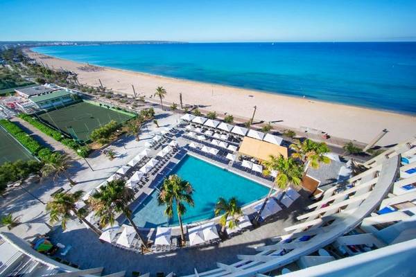 Luftaufnahme des Aparthotel Fontanellas Playa am Strand