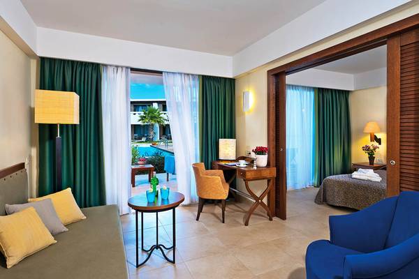 Hotelzimmer im Giannoulis Cavo Spada Sports & Leisure Resort mit Poolblick