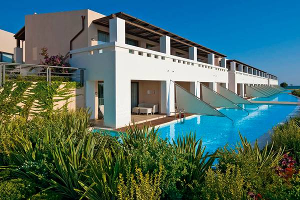 Außenansicht des Giannoulis Cavo Spada Sports & Leisure Resorts mit Swimmingpool und Gebäuden.