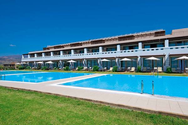 Außenbereich des Giannoulis Cavo Spada Sports & Leisure Resorts mit zwei Swimmingpools und Sonnenschirmen.