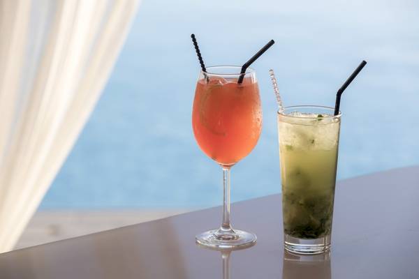 Zwei Cocktails auf einem Tisch im Vencia Boutique Hotel mit Blick auf das Meer.