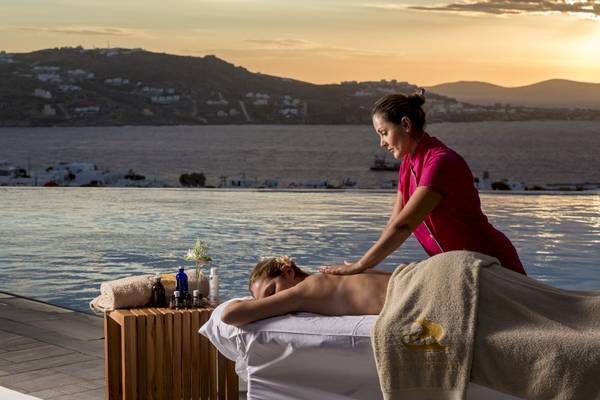 Spa-Massage am Pool mit Blick auf das Meer im Vencia Boutique Hotel.
