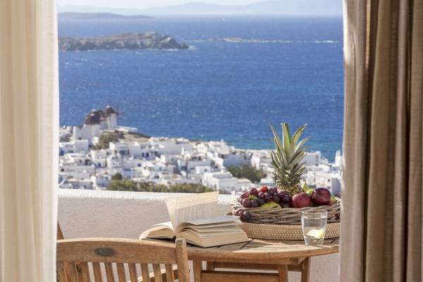 Terrasse des Vencia Boutique Hotels mit Blick auf das Meer und weiße Häuser.