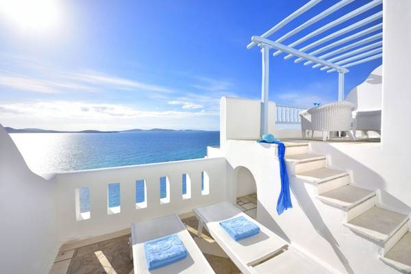 Vencia Boutique Hotel Balkon mit Meerblick und zwei Liegen mit blauen Handtüchern.