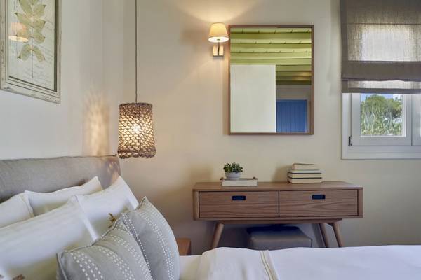 Hotelzimmer im Vencia Boutique Hotel mit Bett, Nachttisch und Wanddekoration.