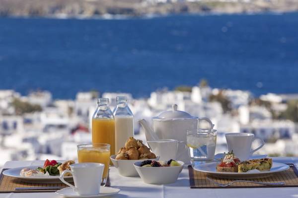 Frühstück mit Meerblick im Vencia Boutique Hotel mit vielen Speisen und Getränken.