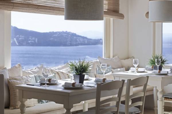 Speisebereich im Vencia Boutique Hotel mit Blick auf das Meer und die Berge.