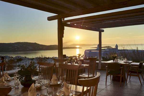 Abendessen auf der Terrasse im Vencia Boutique Hotel mit Blick auf die Stadt und den Sonnenuntergang.