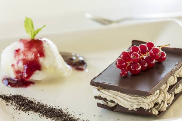 Schokoladendessert und Eis auf einem weißen Teller serviert.