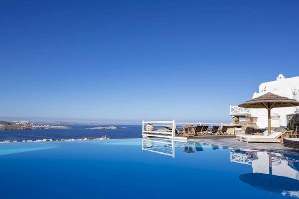 Außenpool des Vencia Boutique Hotels mit Blick auf das Meer.