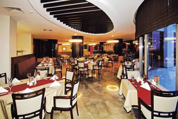 Innenansicht des Restaurants im Commodore Elite Suites & Spa Hotel.