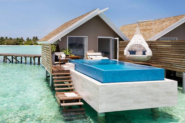 Poolhütte mit Hängeschaukel im LUX South Ari Atoll Hotel