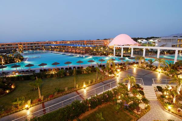 Luftaufnahme des Blue Lagoon Resorts im Abendlicht mit Swimmingpool und gepflegtem Garten.