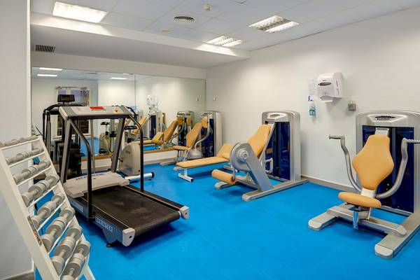 Fitnesscenter im Hipotels Said Hotel mit Laufband, Hanteln und Kraftgeräten.
