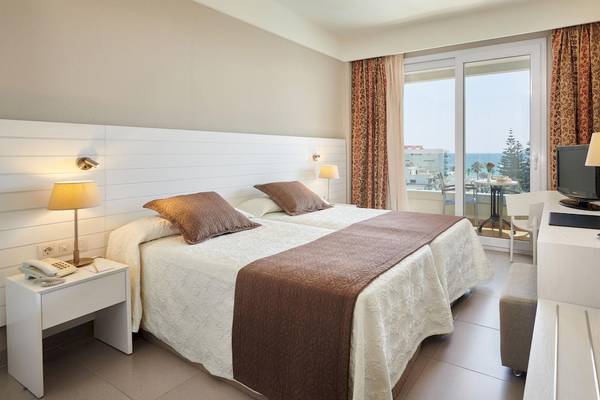 Doppelzimmer im Hipotels Said mit Blick auf den Ozean von einem Balkon.