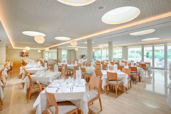 Innenansicht des Restaurants im Hipotels Said mit vielen gedeckten Tischen und moderner Einrichtung.