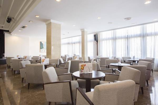 Innenbereich des Hipotels Said Hotels mit vielen Stühlen und Tischen.