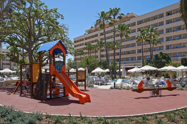 Kinderspielplatz vor dem Hipotels Said Hotel mit Rutsche und Klettergerüst.