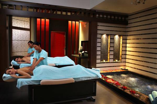 Massagebehandlung im Spa des Fujairah Rotana Resorts & Spa.
