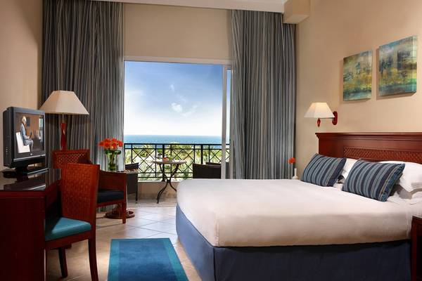 Hotelzimmer mit Meerblick und Balkon im Fujairah Rotana Resort & Spa