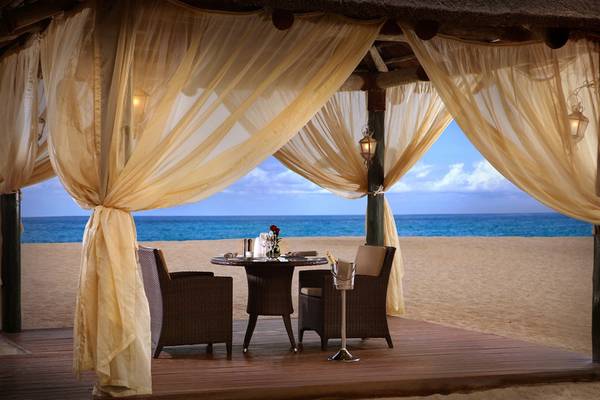 Strandsitzplatz im Fujairah Rotana Resort & Spa mit Blick auf das Meer.