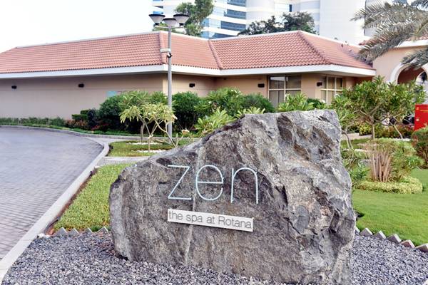 Zen-Spa-Schild am Eingang des Fujairah Rotana Resorts & Spa