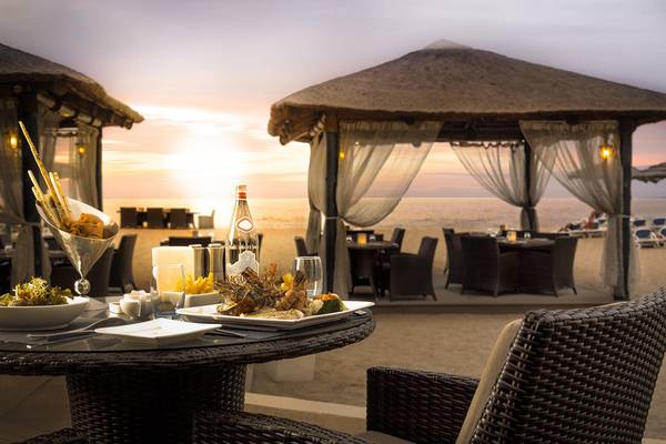 Fujairah Rotana Resort & Spa Strandrestaurant Tisch mit Gericht und Getränken