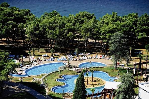 Luftaufnahme des Niko Hotels mit mehreren Swimmingpools und vielen Liegestühlen am Strand