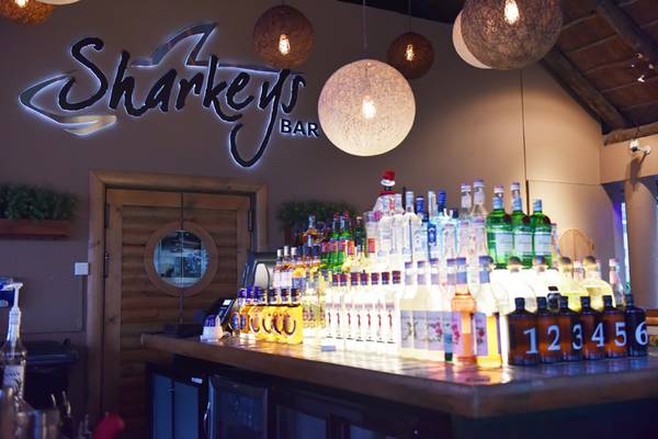 Cocktailbar von Sharkeys Bar mit vielen Getränkeflaschen auf der Theke