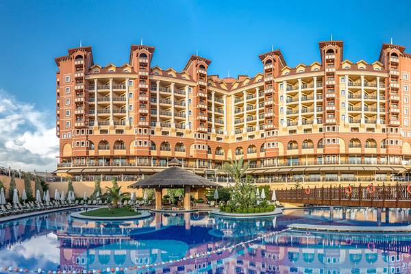 Außenansicht des Pools der Villa Side Residence Hotel mit vielen Etagen und vielen Balkonen.