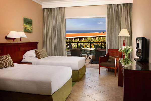Zweibettzimmer mit Balkon und Meerblick im Fujairah Rotana Resort & Spa.