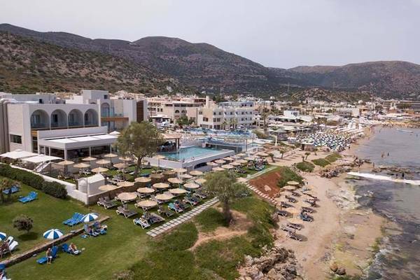 Luftaufnahme des Cactus Mare Hotels mit Strand, Pool und Bergen im Hintergrund