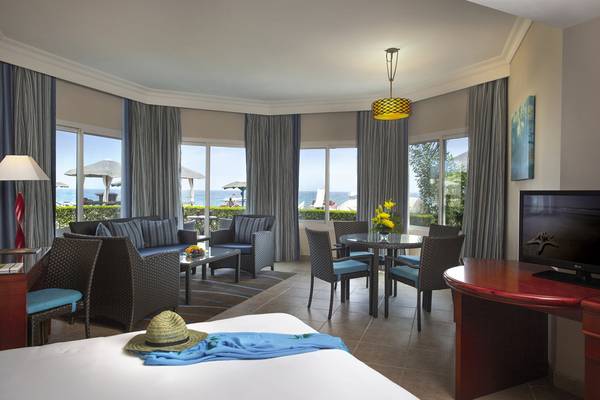 Innenansicht einer Suite im Fujairah Rotana Resort & Spa mit Blick auf das Meer.