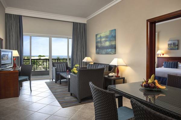 Innenansicht der Hotelsuite im Fujairah Rotana Resort & Spa mit Blick auf den Ozean.