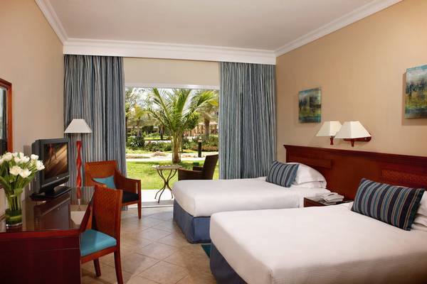 Doppelzimmer mit Terrasse im Fujairah Rotana Resort & Spa mit Blick auf den Garten