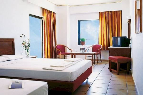 Doppelbettzimmer im Chrissi Amoudia Hotel mit Blick auf die Stadt